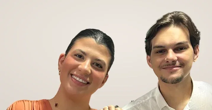 A Dra. Sâmia Chaia e o Dr. André Luiz Naves Del Nero lado a lado, sorrindo.